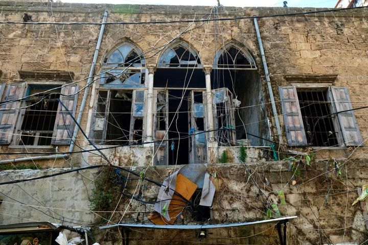 Les stigmates de la double explosion au sein du quartier populaire de Khan Dak al Ghamik, dans la capitale libanaise. (NATHANAEL CHARBONNIER / FRANCE-INFO)