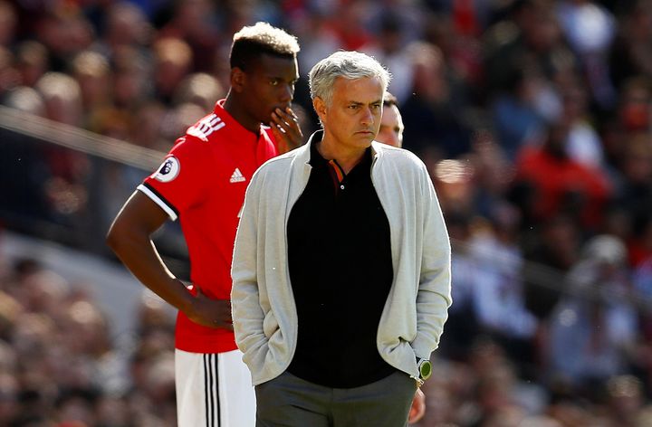 Paul Pogba, remplaçant, attend d'entrer en jeu derrière son entraîneur José Mourinho lors d'un match de Manchester United contre Watford, à Manchester (Royaume-Uni), le 13 mai 2018. (JASON CAIRNDUFF / REUTERS)