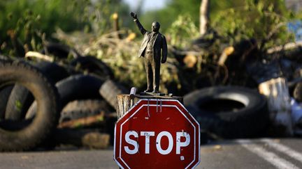 Une statue de L&eacute;nine est pos&eacute;e devant une barricade pro-Russe dans la banlieue de Slaviansk (Ukraine), le 10 mai 2014. (YANNIS BEHRAKIS / REUTERS)