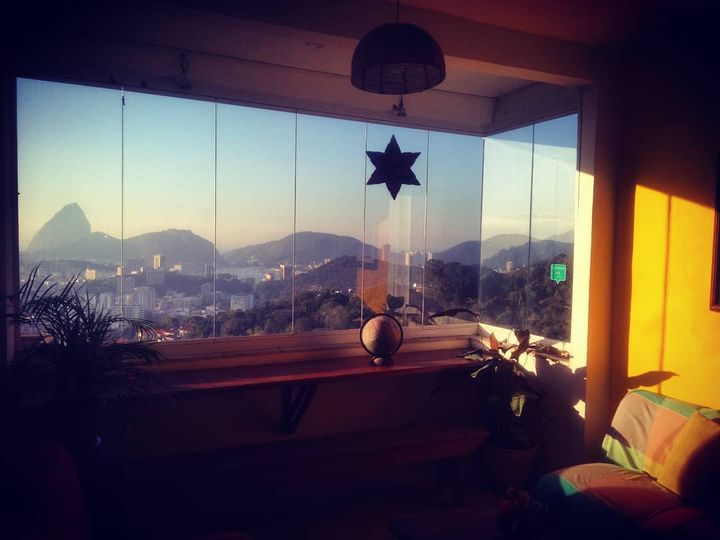 Coucher de soleil depuis la Casa 48,&nbsp;sur les hauteurs de Rio de Janeiro, avec le Pain de sucre en ligne de mire (Casa 48)