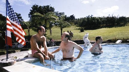 15 décembre 1974 : Valéry Giscard d'Estaing, le président américain Gerald Ford et le secrétaire d'État Henry Kissinger se baignent dans une piscine à Fort-de-France, Martinique. VGE a institué&nbsp;lors de son mandat les sommets économiques des pays les plus industrialisés. (BERNARD CHARLON / GAMMA-RAPHO VIA GETTY IMAGES)