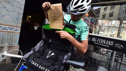 &nbsp; (Un livreur à vélo de la société Take It Easy, à Lille. © MaxPPP)