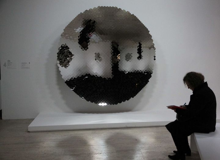 "Islamic Mirror" d'Anish Kapoor (2008), exposé au Grand Palais (Dynamo, avril 2013)
