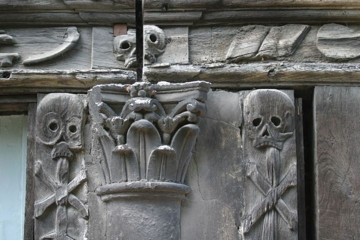 L'Aitre Saint-Maclou de Rouen : figures macabres sur une façade
 (Photo12 / Gilles Targat)