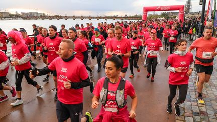 La société se mobilise régulièrement pour la lutte contre cancer (ici une course à Bordeaux à l'occasion d'Octobre Rose), ainsi la santé de chacun est inscrite dans une bataille collective. (JEAN MAURICE CHACUN / MAXPPP)