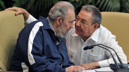 Fidel Castro et son frère Raul en avril 2011. (ADALBERTO ROQUE / AFP)