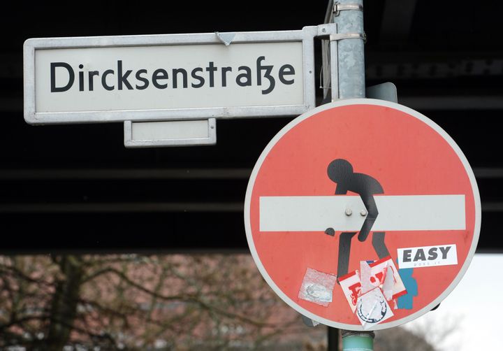 Une oeuvre de Clet Abraham à Berlin en 2013.
 (JENS KALAENE / DPA / AFP)