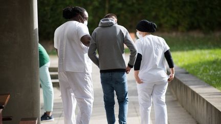 Un patient de l'établissement public de santé mentale de Ville-Evrard, à Bondy (Seine-Saint-Denis), le 7 mai 2020. (LOIC VENANCE / AFP)