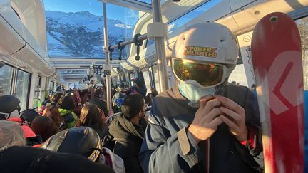 Des skieurs dans un funiculaire des Arcs (Savoie), le 28 décembre 2021. (MAXPPP)