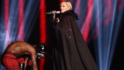 Madonna a été emportée par sa grande cape sur la scène des Brit Awards (O2 Arena, Londres, 25 février 2015)
 (Richard Young / REX / SIPA)