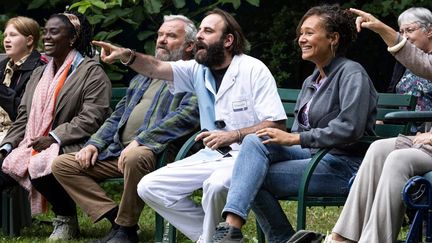 Aïssa Maïga ,Christian Sinniger et Vincent Macaigne dans "Quand tu seras grand" d'Andréa Bescond et Eric Métayer (2023). (LES FILMS DU KIOSQUE - Renaud KONOPNICKI)