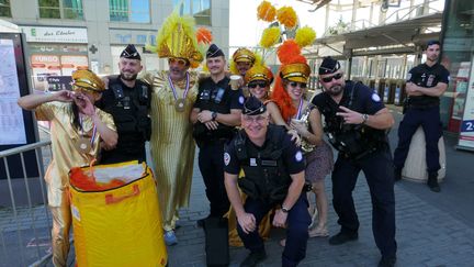 Rapprochement spontané entre un groupe de supporters et des policiers à la sortie de la gare du Stade de France, le 12 août 2024. (PHILIPPE MODOL / RADIOFRANCE)