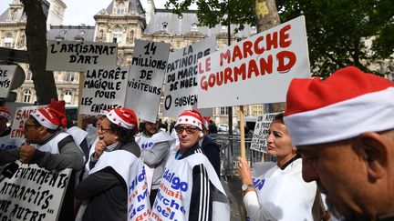 Des manifestants déguisés en père&nbsp;Noël protestent contre&nbsp;la fin annoncée du marché de Noël sur les Champs Elysées, le 3 juillet 2017 près de l'Hôtel de Ville de Paris. (ALAIN JOCARD / AFP)