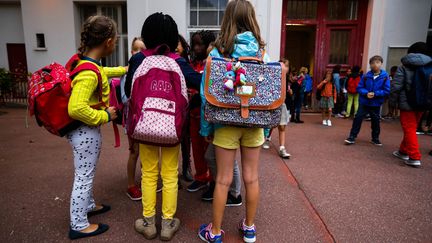 Des élèves effectuent leur rentrée dans une école élémentaire de Paris, le 4 septembre 2017. (MAXPPP)