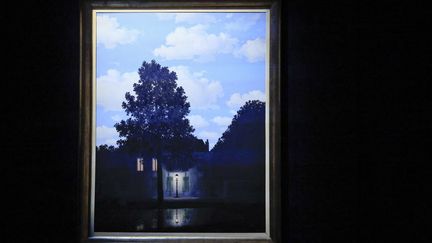 "L'Empire des Lumières" du peintre René Magritte exposé avant sa mise en vente chez Christie's à New York (Etats-Unis), le 8 novembre 2024. (KENA BETANCUR / AFP)