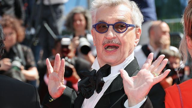 Lunettes bleues, redingote et impressionnante lavallière, le réalisateur de "Perfect days", Wim Wenders, qui n'a pas lésiné sur le look, laisse exploser sa joie de retrouver Cannes  jeudi 25 mai 2023. (JP PARIENTE/SIPA / SIPA)