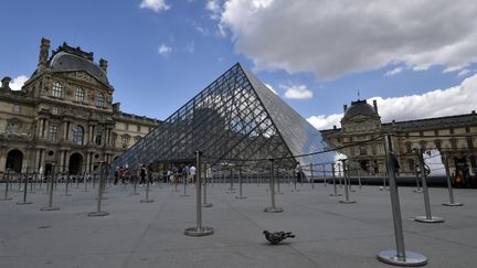 Atmosphère anormalement calme, à l'entrée du Louvres, à Paris, le 6 août 2016. (ALAIN JOCARD / AFP)