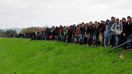 Un drone filme l'exode des migrants en Slovénie