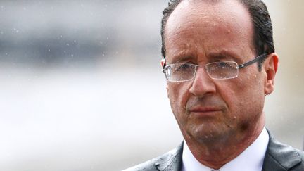 Fran&ccedil;ois Hollande rend hommage au soldat inconnu sous l'Arc de triomphe (Paris), le jour de son investiture,&nbsp;le 15 mai 2012. (MARTIN BUREAU / AFP)