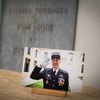 Une photographie du colonel Arnaud Beltrame à l'entrée du ministère de la Transition écologique et solidaire, à Paris, le 30 mars 2018. (ALEXIS SCIARD  / MAXPPP)