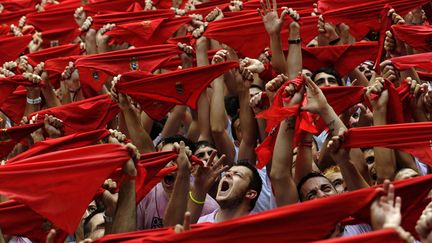 La foule crie apr&egrave;s avoir entendu la d&eacute;tonation qui annonce le lancement dues f&ecirc;tes de San Firmin &agrave; Pampelune (Espagne), le 6 juillet 2014. (ELOY ALONSO / REUTERS)