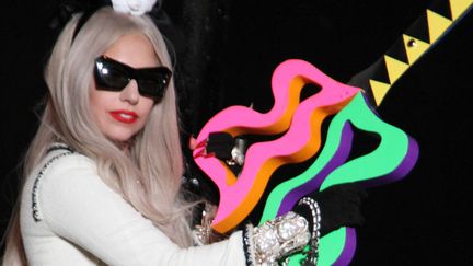 Cette semaine, Lady Gaga a inaugur&eacute; sa boutique &eacute;ph&eacute;m&egrave;re chez Barney's &agrave; New York. Et on a ador&eacute; sa paire de ciseaux multicolores utilis&eacute;e pour couper le ruban... (ZUMA PRESS / MAXPPP)