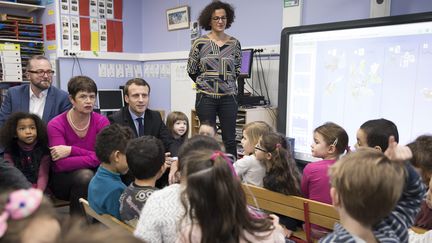 Emmanuel Macron a fait de l'éducation l'une des priorités de sa campagne présidentielle, ici lors de la visite d'une école en janvier 2017. (SOAZIG DE LA MOISSONNIERE  / MAXPPP)