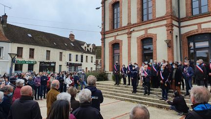 Près de 300 personnes se sont réunies à Lorrez-le-Bocage (Seine-et-Marne) samedi 24 octobre 2020 pour rendre hommage à Samuel Paty. (BORIS HALLIER / RADIO FRANCE)