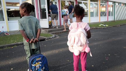 À quelques jours de la rentrée scolaire, la curiosité pousse les parents d'élèves à se tourner vers des sites peu scrupuleux. (BENOIT FELACE / MAXPPP)