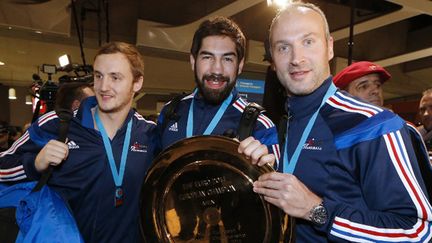 Le grand sourire de Valentin Porte, Nikola Karabatic et Thierry Omeyer (THOMAS SAMSON / AFP)