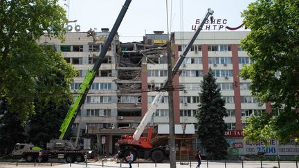 Des grues et un hôtel détruit par des bombardements russes dans le centre-ville de Mykolaïv (Ukraine), le 25 juillet 2022. (MAURIZIO ORLANDO / HANS LUCAS / AFP)