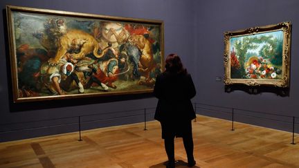 Une visiteuse de l'exposition consacrée à Eugène Delacroix au musée du Louvre, le 27 mars 2018 à Paris. (PATRICK KOVARIK / AFP)