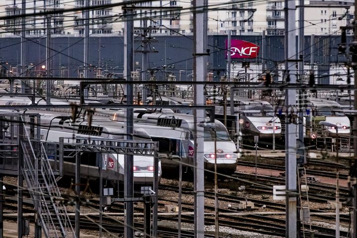 Des TGV aux abords du technicentre de Châtillon (Hauts-de-Seine), le 16 janvier 2017. (MAXPPP)