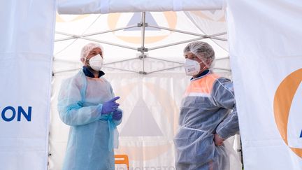 Des&nbsp;soignants de la Protection civile dans un centre de dépistage, à Broons (Côtes-d'Armor), le 5 mai 2021.&nbsp; (MARTIN BERTRAND / HANS LUCAS / AFP)