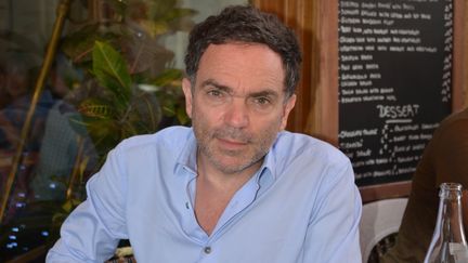 Yann Moix en terrasse d'un café à Cannes le 23 mai 2017. (JACKY GODARD / JACKY GODARD)