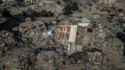 Des bâtiments effondrés à Kahramanmaras, le 14 février 2023, après les deux séismes qui ont touché le sud-est de la Turquie. (BULENT KILIC / AFP)