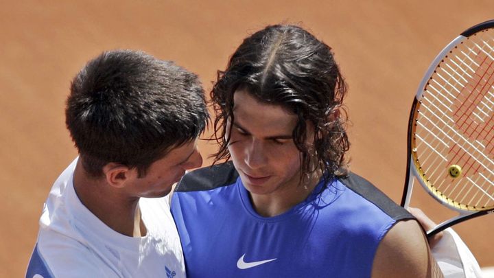 Novak Djokovic félicite Rafael Nadal à l'issue de leur premier match sur le circuit, à Roland-Garros le 7 juin 2006, remporté par l'Espagnol à la suite de l'abandon du Serbe qui était mené 6-4, 6-4. (FRANCOIS MORI / SIPA)