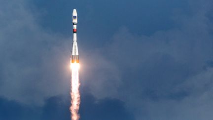 Une fusée Soyouz décolle à Kourou en Guyane le 17 décembre 2015. (JODY AMIET / AFP)