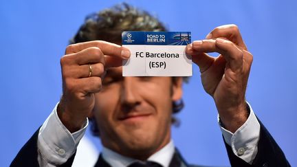 L'ambassadeur de l'UEFA, Karl-Heinz Riedle, lors du tirage au sort pour les demi-finales de la Ligue des champions, le 24 avril 2015 &agrave; Nyon (Suisse). (FABRICE COFFRINI / AFP)