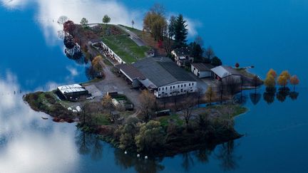 Vue a&eacute;rienne d'une ferme de Magadino (Suisse) isol&eacute;e par les eaux du lac Majeur apr&egrave;s de violentes chutes de pluie, le 16 novembre 2014. (MAXPPP)