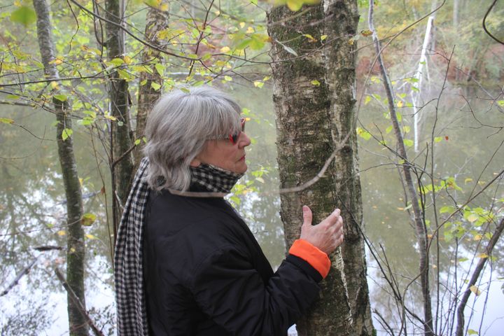 Fabienne Boulin Burgeat&nbsp;près de l'étang Rompu, le 28 octobre 2019, lors d'une reconstitution. (CLEMENT PARROT / FRANCEINFO)