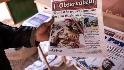 La Une du 25 janvier 2022 du journal burkinabè "L'Observateur" présente le nouvel homme fort du pays, le lieutenant-colonel&nbsp;Paul-Henri Sandaogo Damiba. (OLYMPIA DE MAISMONT / AFP)