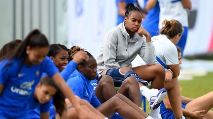 L'attaquante Marie-Antoinette Katoto, blessée, durant un entraînement de l'équipe de France, le 15 juillet 2022, à&nbsp;Ashby-de-la-Zouch (FRANCK FIFE / AFP)