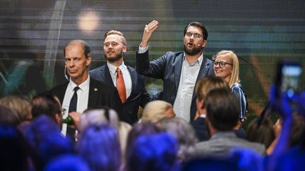 Le leader du parti d'extrême-droite des Démocrates de Suède, Jimmie Akesson (bras levé), le 11 septembre 2022 à Nacka (Suède). (JONATHAN NACKSTRAND / AFP)