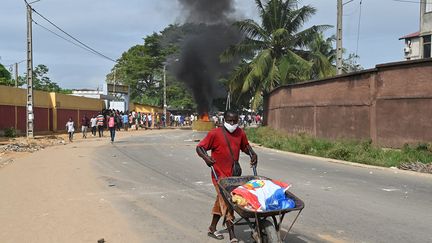 Pour faire face au nombre croissant de personnes touchées par le coronavirus, le ministère de la Santé veut décentraliser les lieux de dépistage et de soins. Mais le 5 avril 2020 à Yopougon, l'une des 15 communes du district d'Abidjan, des riverains paniqués et en colère de voir un centre de dépistage du coronavirus s’installer près de chez eux, s’en sont violemment pris à cette installation et ont mis le feu aux locaux.&nbsp;&nbsp; (ISSOUF SANOGO / AFP)