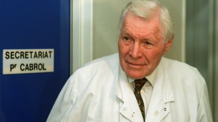 Le professeur Christian Cabrol, le 5 juin 2000, à l'hôpital de la Pitié-Salpêtrière, à Paris. (MARTIN BUREAU / AFP)