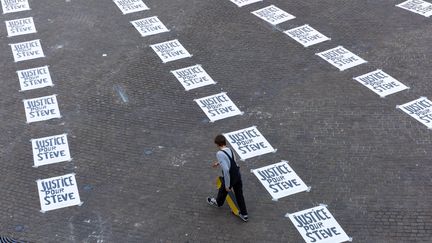 La Place Royale à Nantes recouverte d'affiches "Justice pour Steve", en référence à Steve Maia Canico, le 6 septembre 2019. (SEBASTIEN SALOM-GOMIS / AFP)