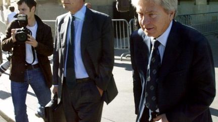 Nicolas Bazire (C), sortant du ministère du Travail, à Paris, le 20 juin 2005 (AFP/MEHDI FEDOUACH)