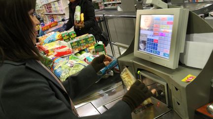 Une hôtesse de caisse dans un supermarché de Mulhouse (Haut-Rhin). (MAXPPP)