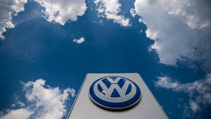 Le logo de la marque&nbsp;Volkswagen. (VLADIMIR SIMICEK / AFP)